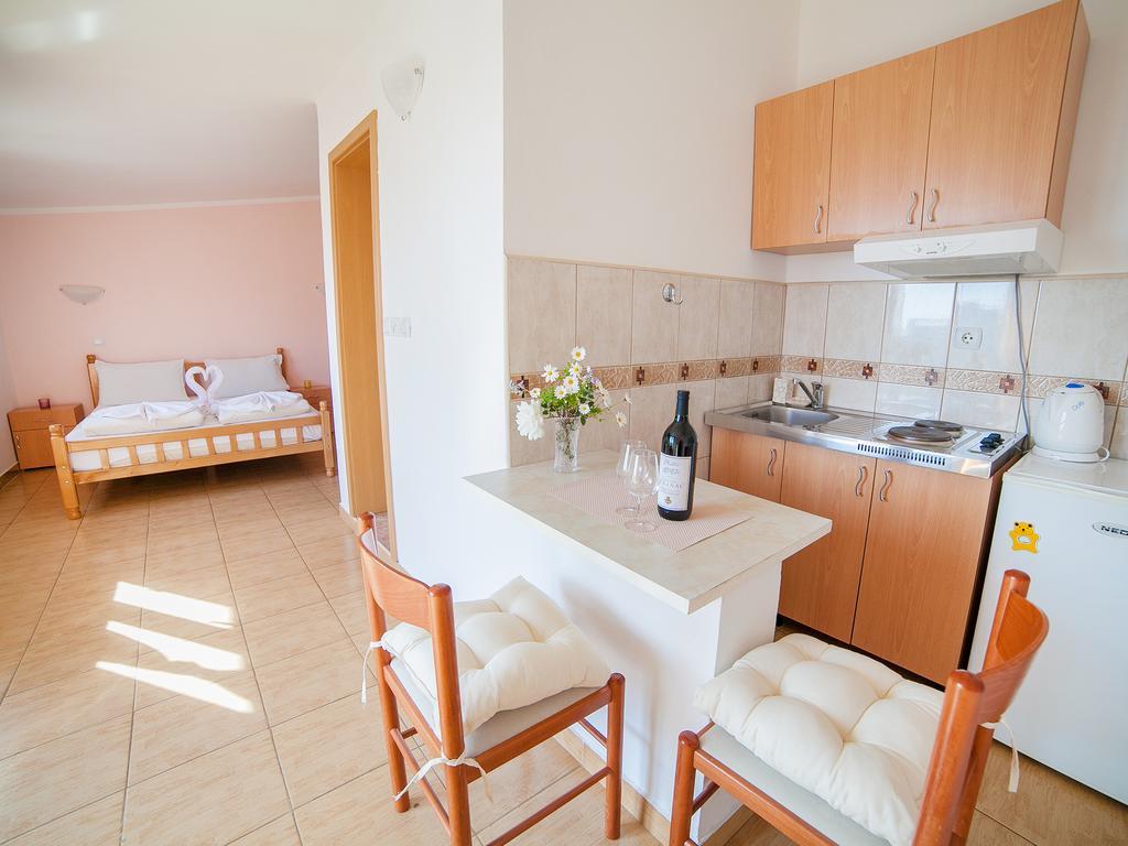 Apartments Viktorija Petrovac Quarto foto
